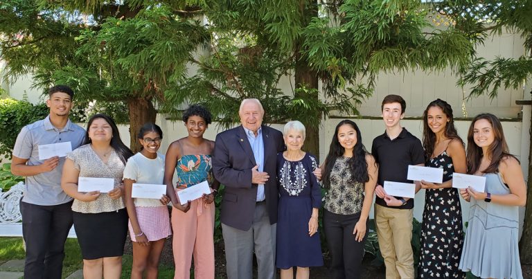 Eight students (scholarship winners) pose with Jim and Nancy Witt.
